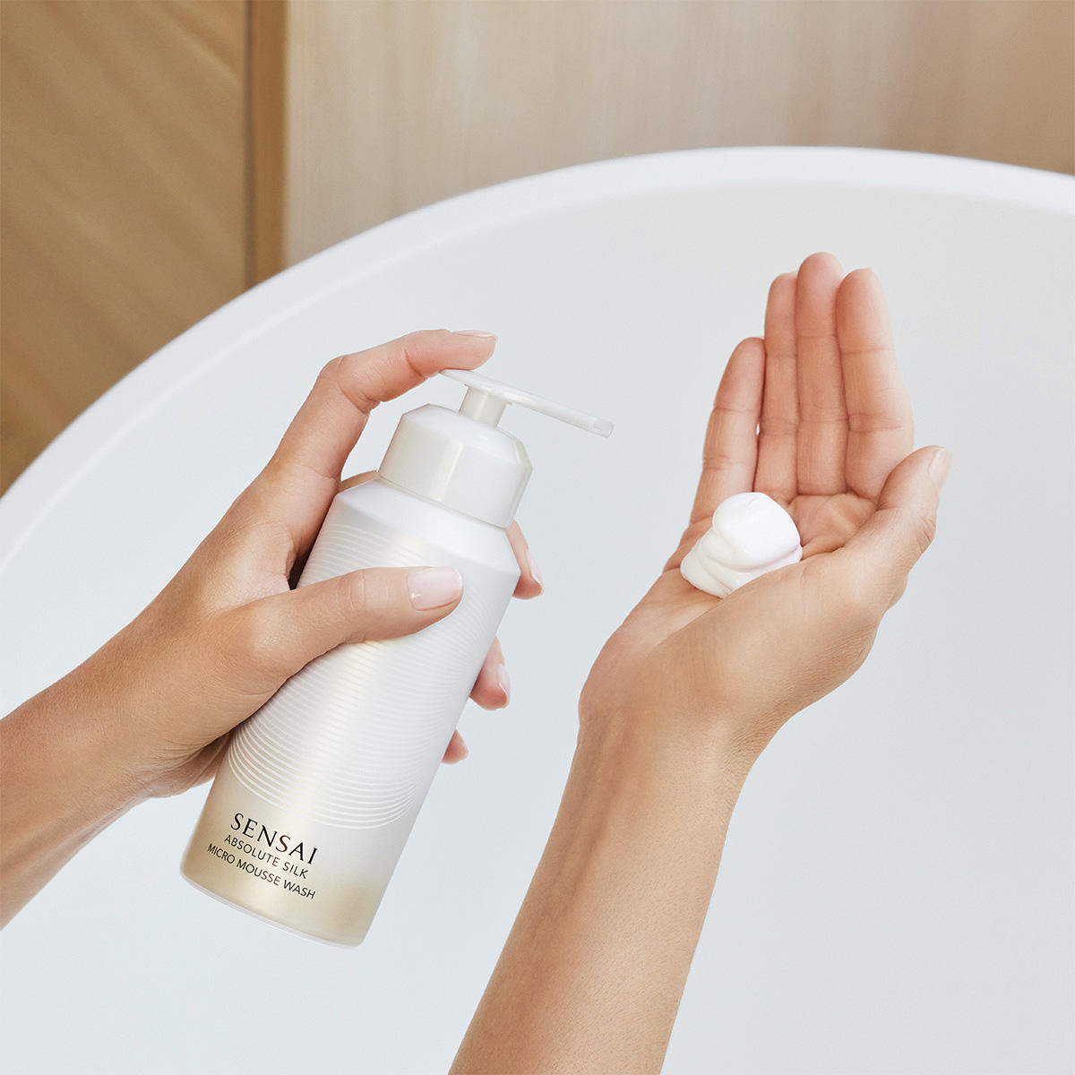 SENSAI ABSOLUTE SILK MICRO MOUSSE WASH 180 ml - 3